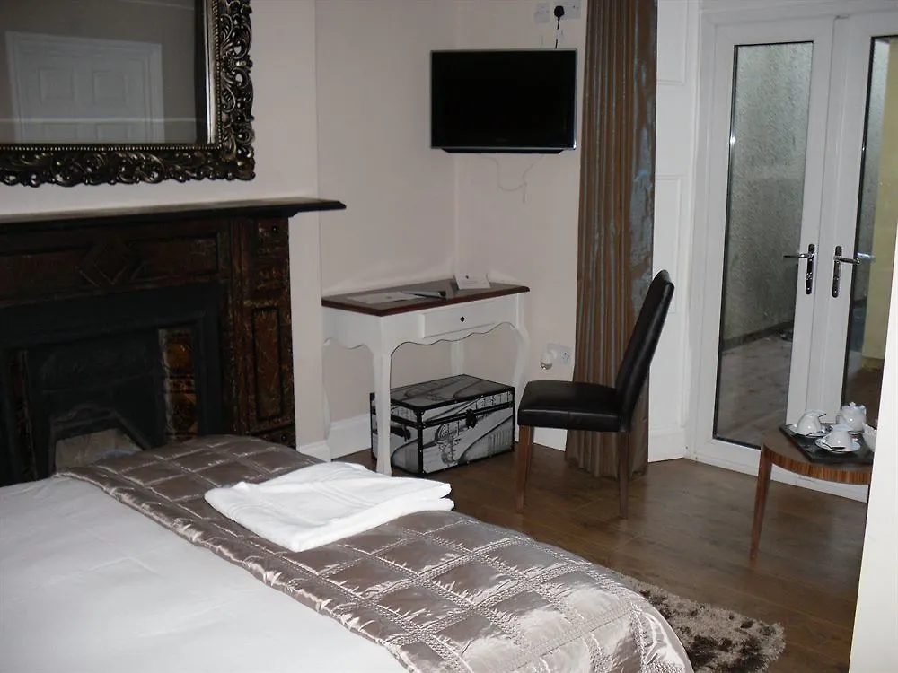 לינה וארוחת בוקר קארדיף Number One Hundred Bed And Breakfast