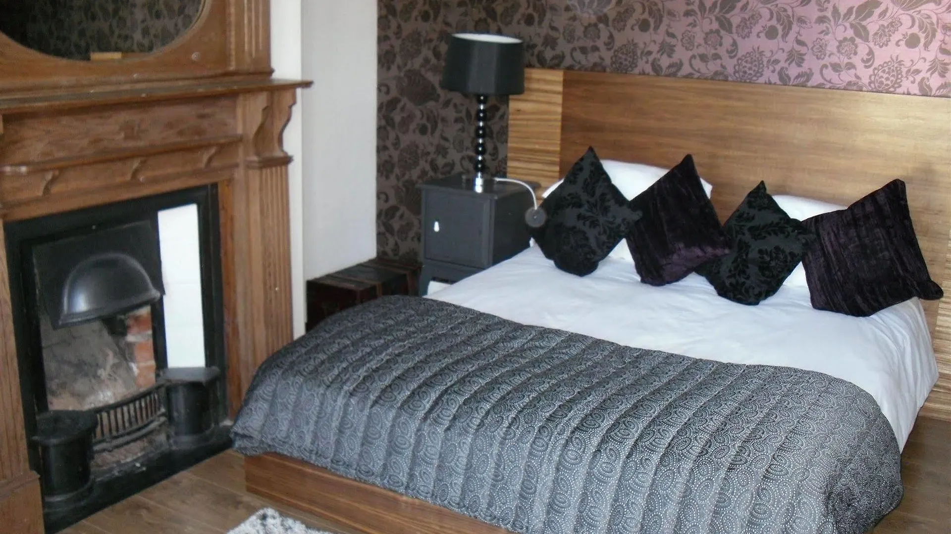 לינה וארוחת בוקר קארדיף Number One Hundred Bed And Breakfast